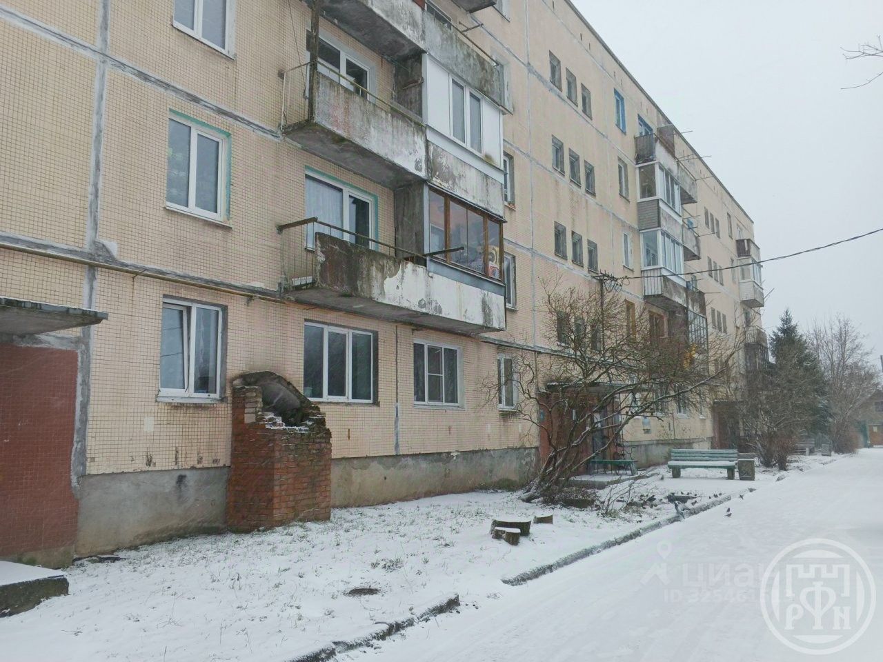 Продажа 3-комн квартиры на вторичном рынке пос. Ленинское, улица Заречная, 9