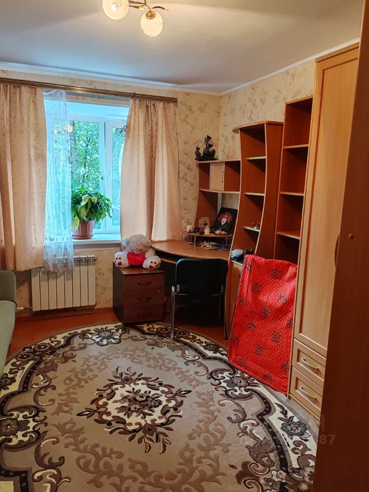 Продажа 4-комн квартиры на вторичном рынке пос. Оболенск, улица Строителей, 1