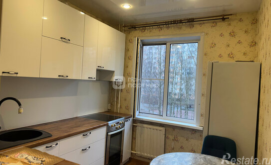 Продажа 3-комн квартиры на вторичном рынке Маршала Захарова ул,  д. 30,  к. 1