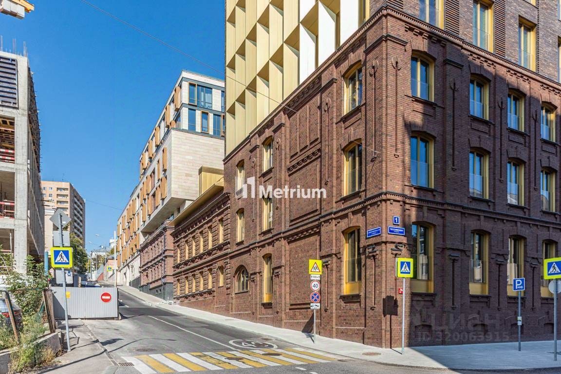 Продажа 4-комн квартиры на вторичном рынке Тессинский переулок, 1