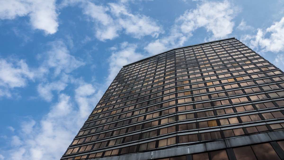 В Петербурге продажи новостроек рухнули на 50% за месяц, но годовой рост удивил рынок