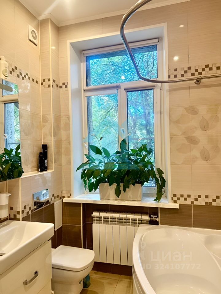 Продажа 4-комн квартиры на вторичном рынке улица Александра Матросова, 9