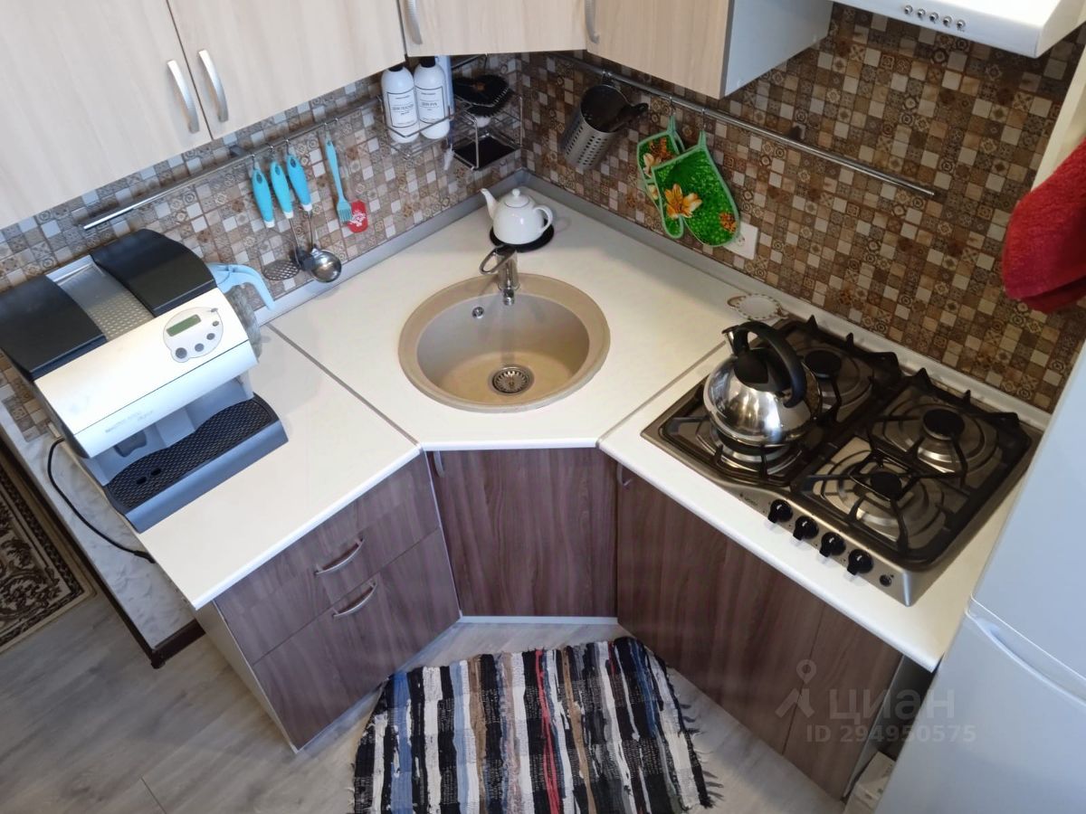 Продажа 2-комн квартиры на вторичном рынке пос. Новый Свет, 27