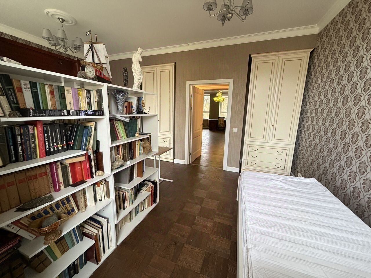 Продажа 3-комн квартиры на вторичном рынке улица Красного Курсанта, 7