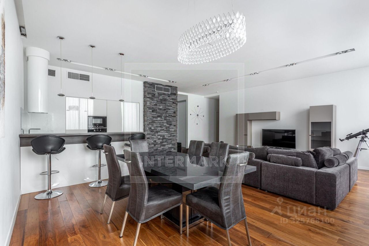 Аренда 4-комн квартиры на вторичном рынке Мосфильмовская улица, 8