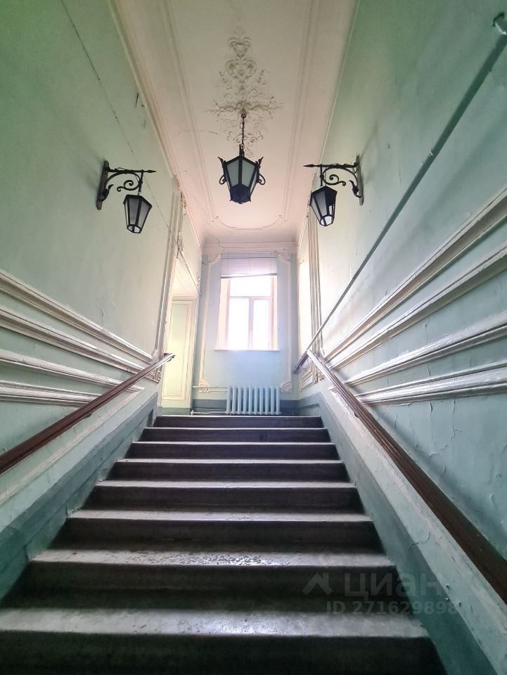 Продажа 4-комн квартиры на вторичном рынке Суворовский проспект, 33