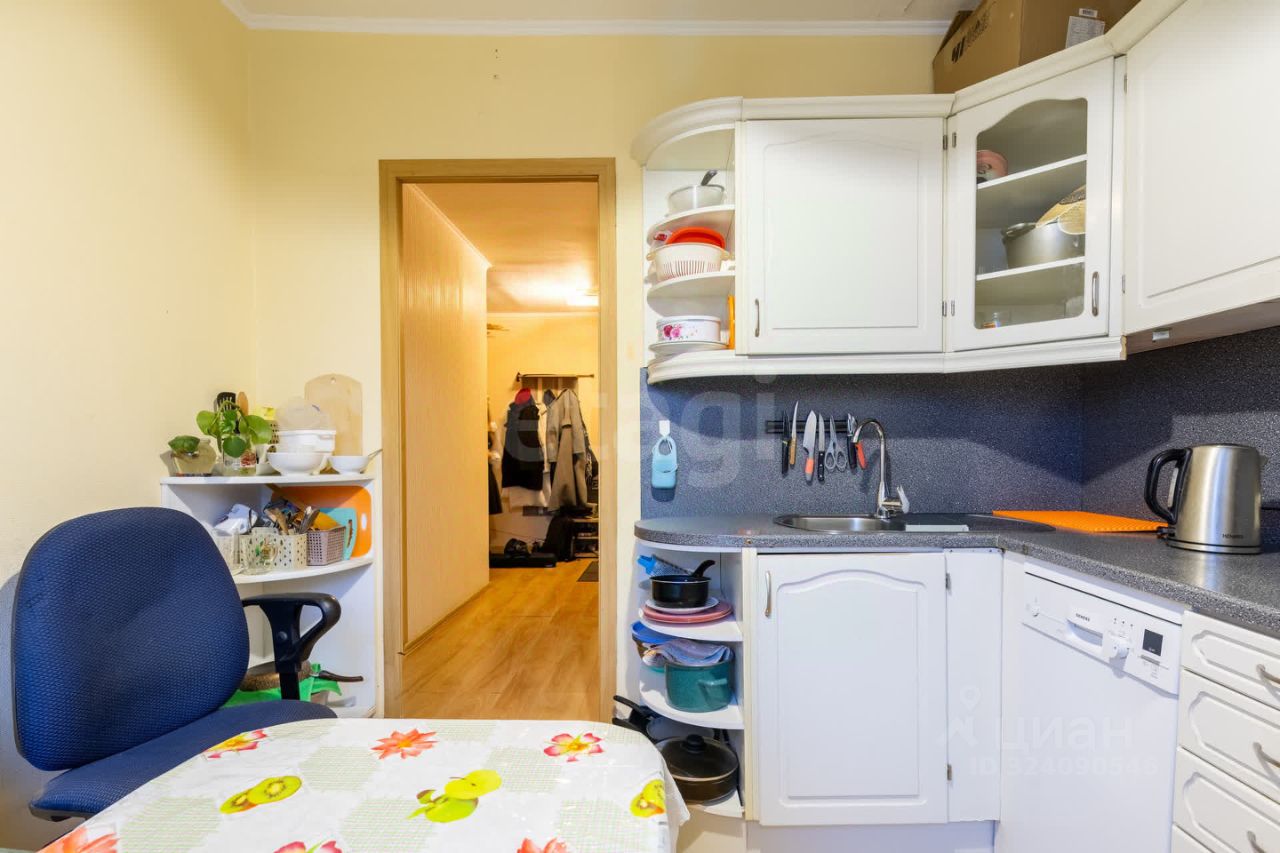 Продажа 3-комн квартиры на вторичном рынке Дунайский проспект, 7