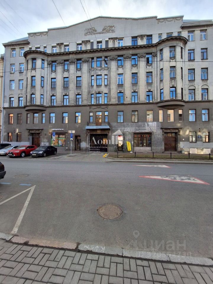 Продажа 4-комн квартиры на вторичном рынке 3-я Васильевского острова линия, 46