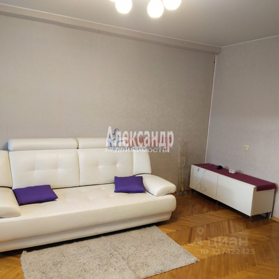 Продажа 3-комн квартиры на вторичном рынке Петергоф, Суворовская улица, 3к4