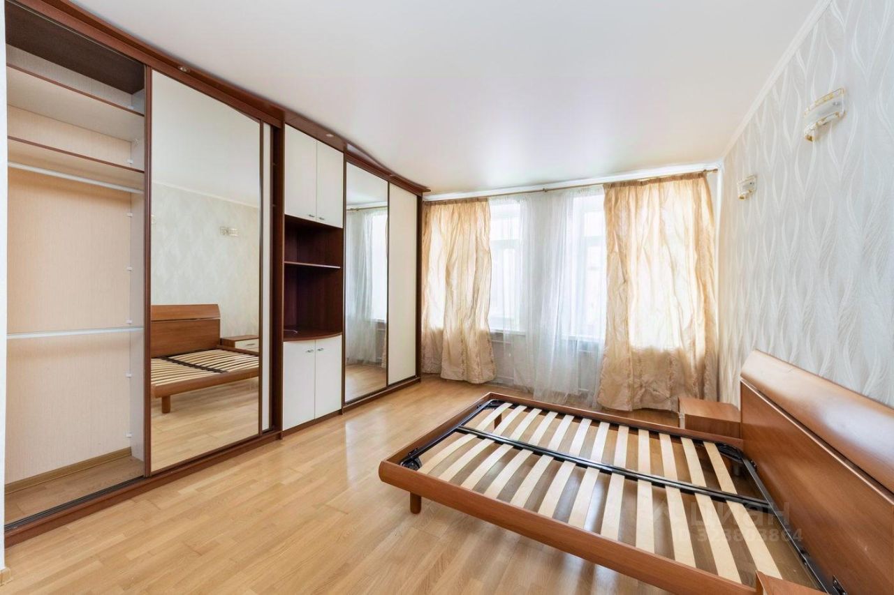 Продажа 3-комн квартиры на вторичном рынке Октябрьская улица, 4