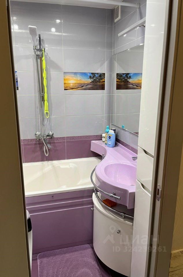 Продажа 3-комн квартиры на вторичном рынке улица Марьинский Парк, 17К2