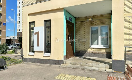 Продажа 3-комн квартиры на вторичном рынке Зенино, Озёрная улица,  д. 1