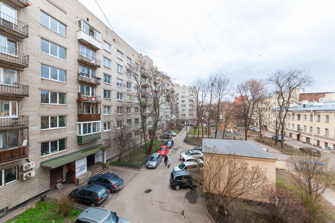 Продажа 4-комн квартиры на вторичном рынке 15-я Васильевского острова линия, 34