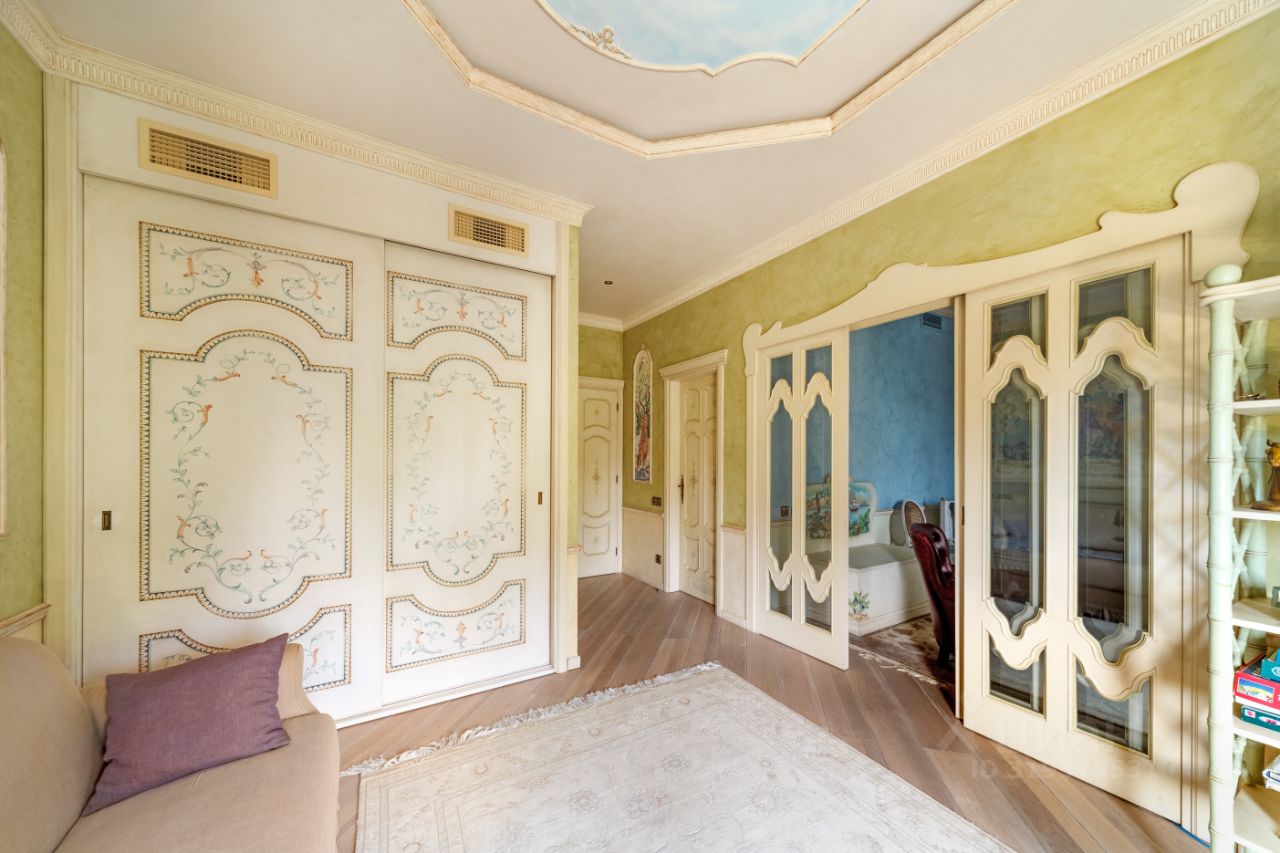 Продажа 4-комн квартиры на вторичном рынке пос. Мечниково, 25