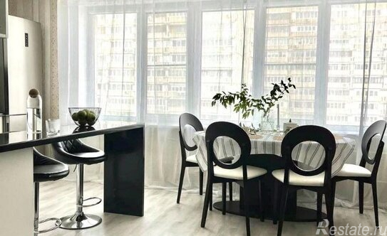 Аренда 3-комн квартиры на вторичном рынке ул Изумрудная,  д. 52