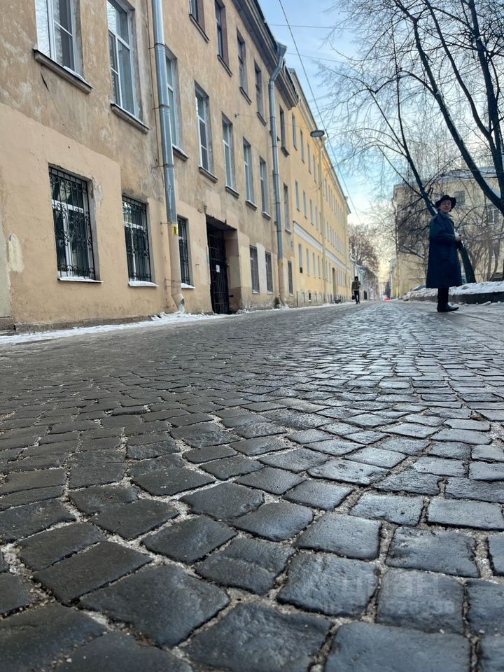 Продажа 2-комн квартиры на вторичном рынке 1-я Васильевского острова линия, 42В