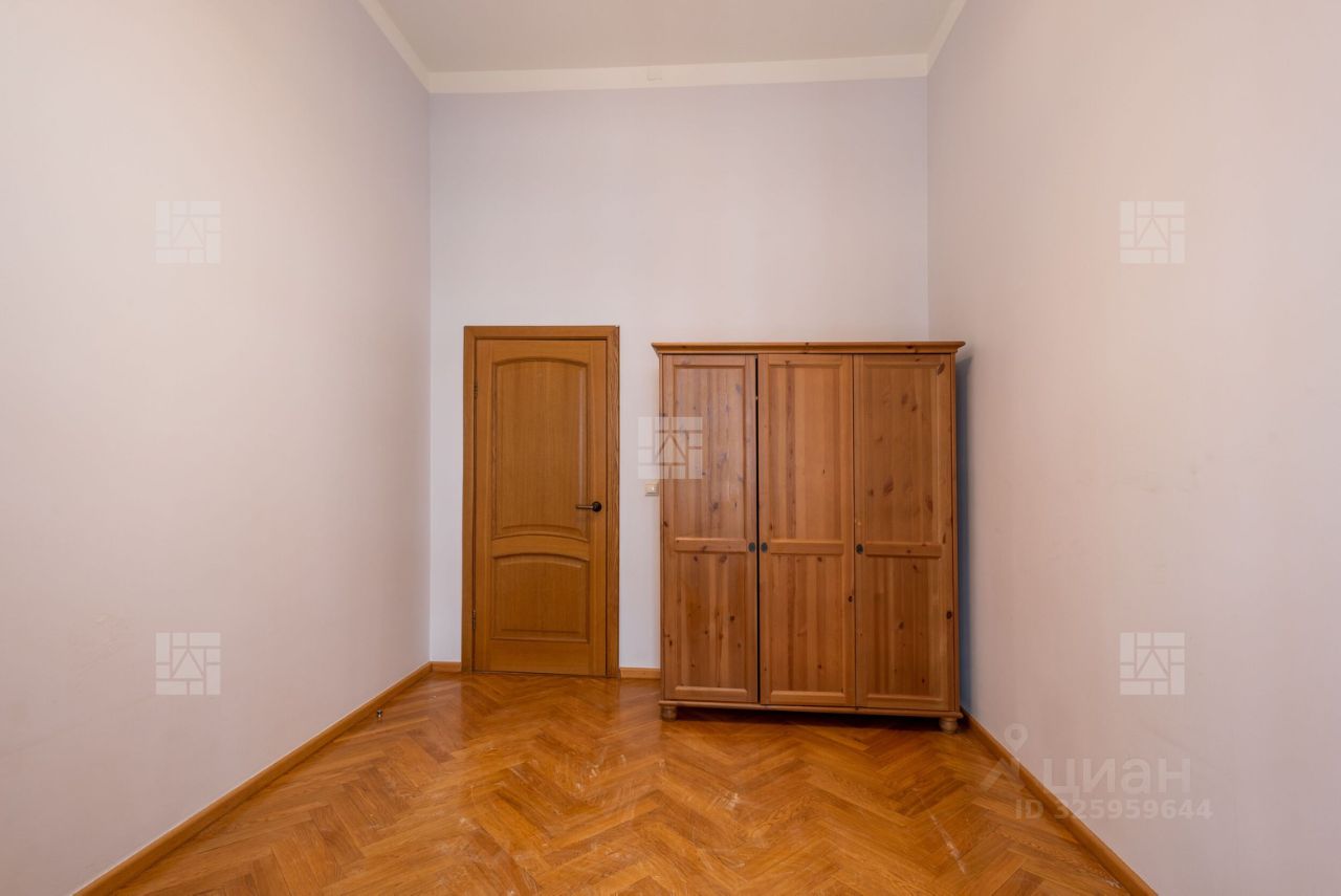 Продажа 4-комн квартиры на вторичном рынке переулок Рыбников, 2