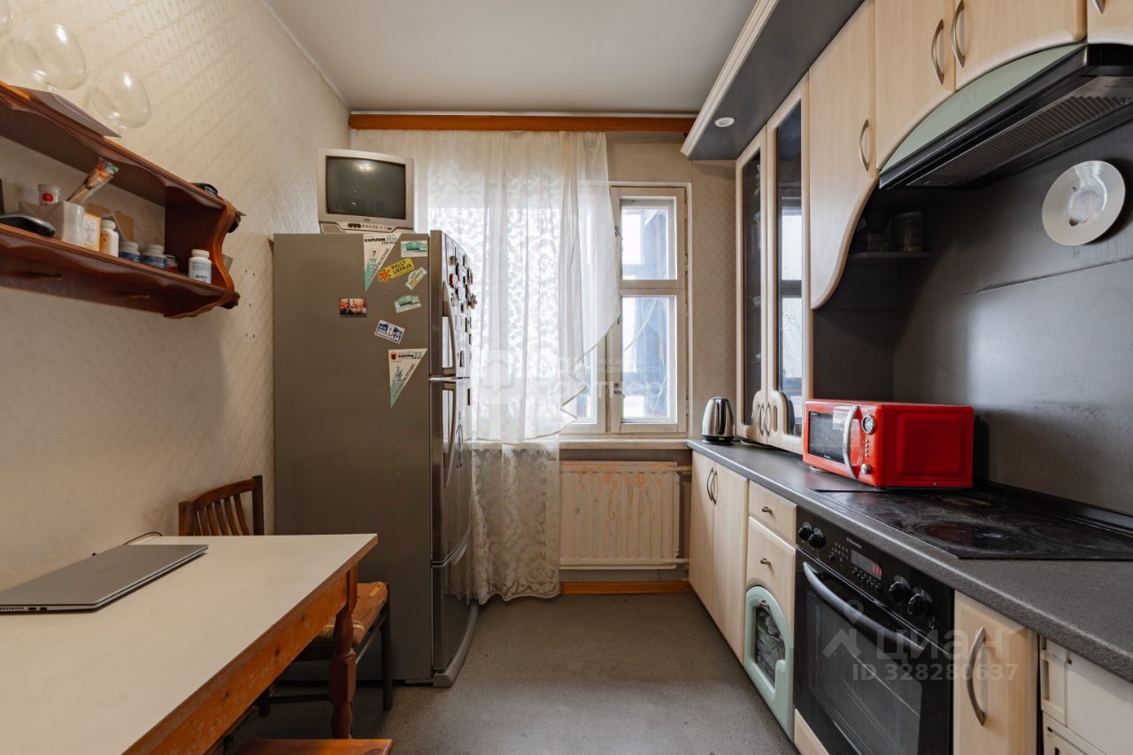 Продажа 2-комн квартиры на вторичном рынке Малая Карпатская улица, 17
