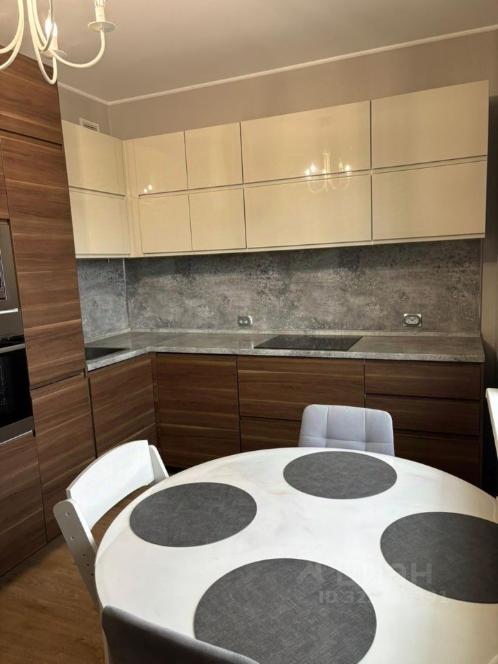 Продажа 2-комн квартиры на вторичном рынке Комендантский проспект, 71