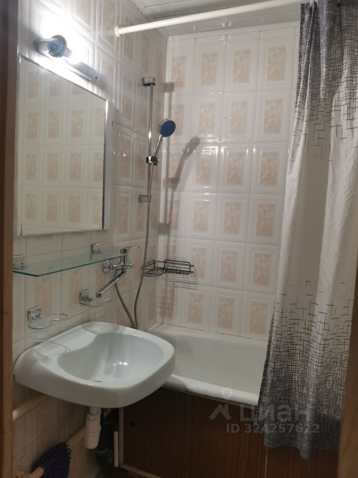 Аренда 2-комн квартиры на вторичном рынке Осенний бульвар, 16К2