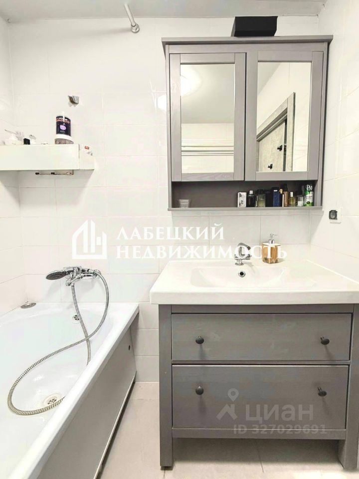 Продажа 2-комн квартиры на вторичном рынке улица Михайлова, 30Ак3