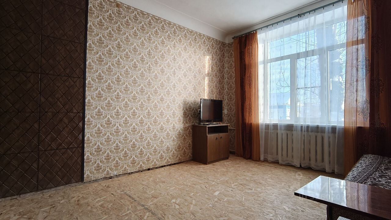 Продажа 2-комн квартиры на вторичном рынке Пикалево г., улица Строительная, 36