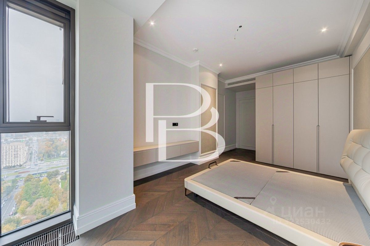 Продажа 3-комн квартиры на вторичном рынке Поклонная улица, 9