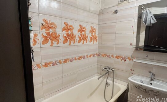 Продажа 4-комн квартиры на вторичном рынке Колпино г, Металлургов ул,  д. 3