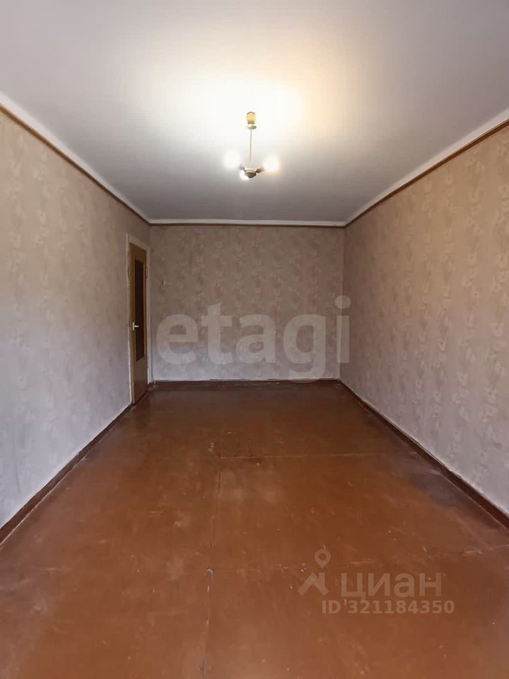 Продажа 3-комн квартиры на вторичном рынке Кириши, Пионерская улица, 7