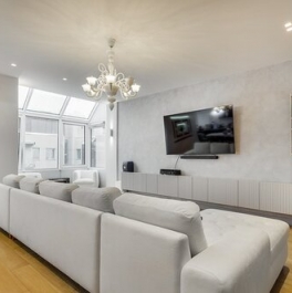 Продажа 4-комн квартиры на вторичном рынке Воскресенская наб,  д. 4