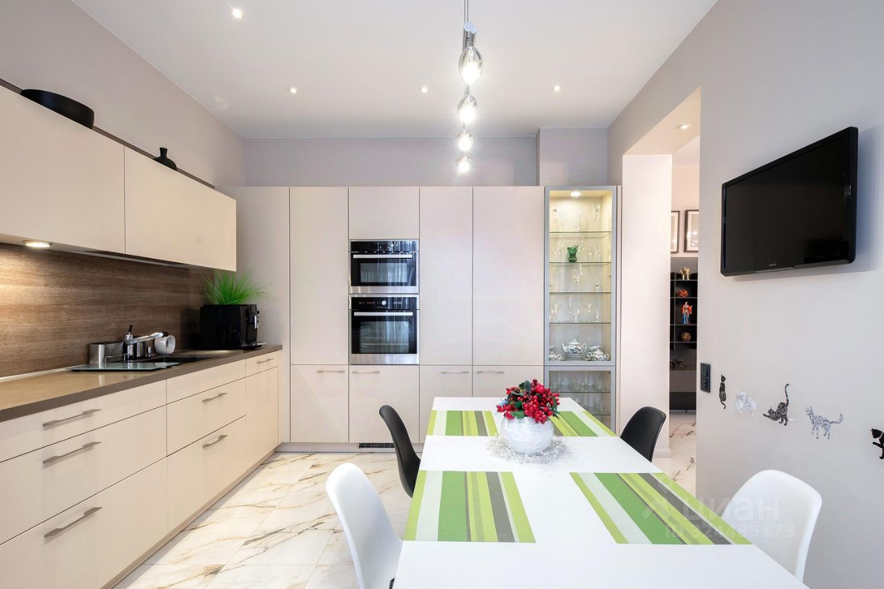 Продажа 3-комн квартиры на вторичном рынке Кирочная улица, 64