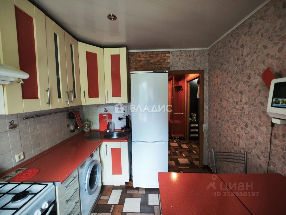 Продажа 2-комн квартиры на вторичном рынке пос. Рыбное, 2