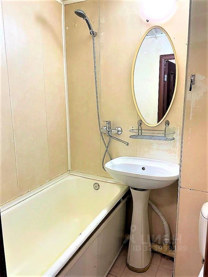 Продажа 1-комн квартиры на вторичном рынке Изумрудная улица, 14