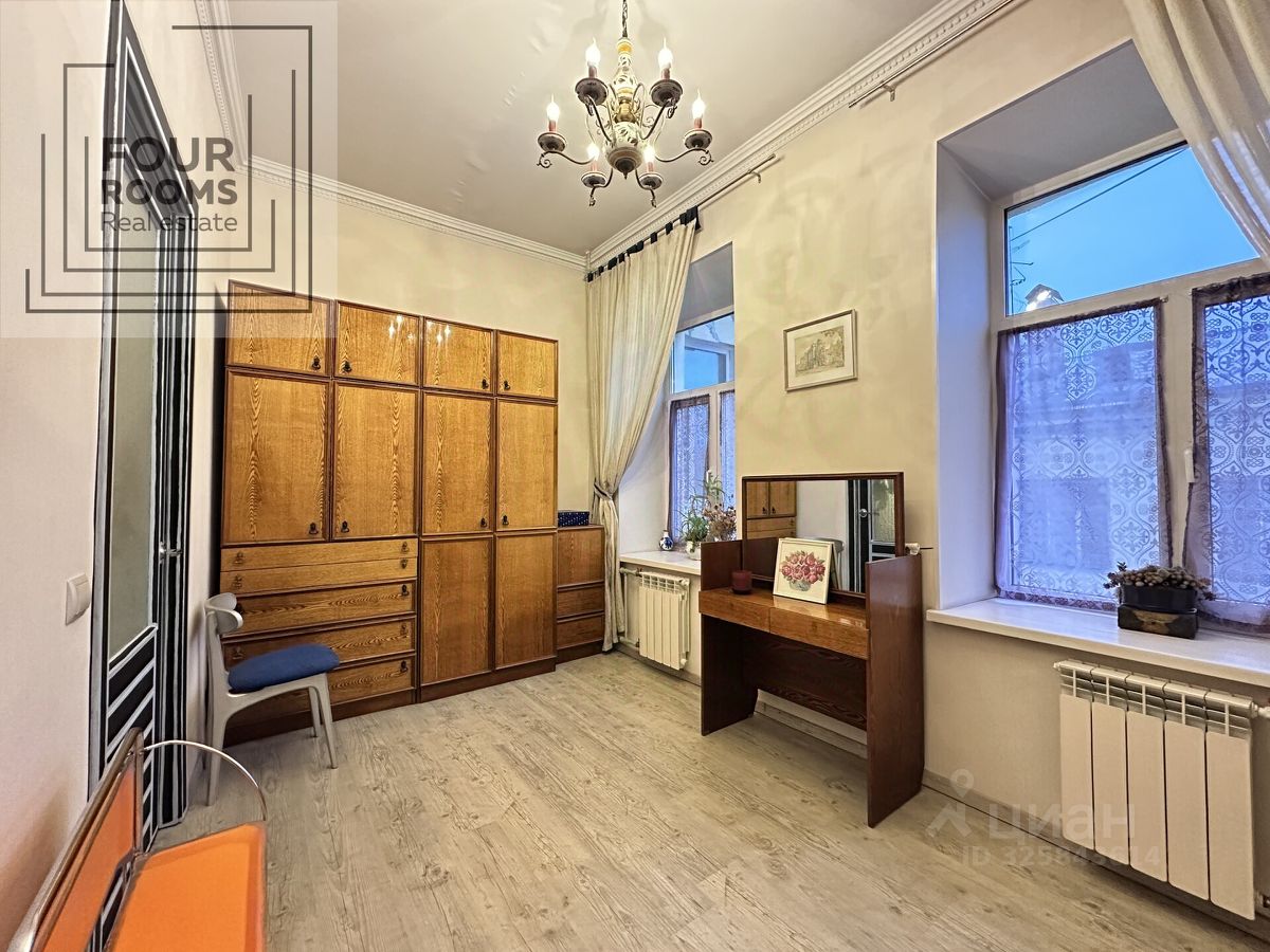 Продажа 4-комн квартиры на вторичном рынке набережная Канала Грибоедова, 27