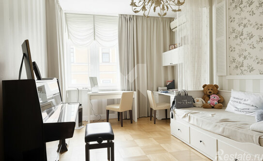 Продажа 4-комн квартиры на вторичном рынке Казарменный пер,  д. 3 с6