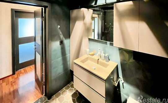 Продажа 2-комн квартиры на вторичном рынке улица Маршала Соколовского,  д. 1