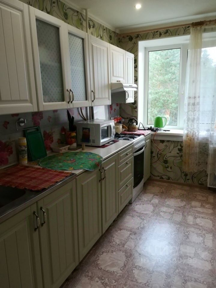 Продажа 3-комн квартиры на вторичном рынке пос. При железнодорожной станции Приветнинское, улица Военных Строителей, 7