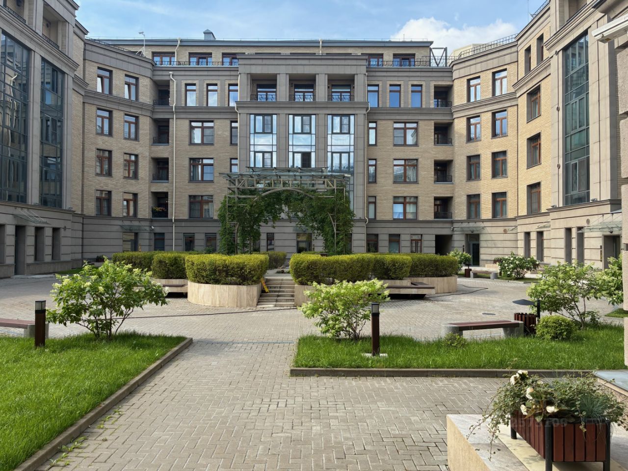 Продажа 2-комн квартиры на вторичном рынке набережная Лейтенанта Шмидта, 21