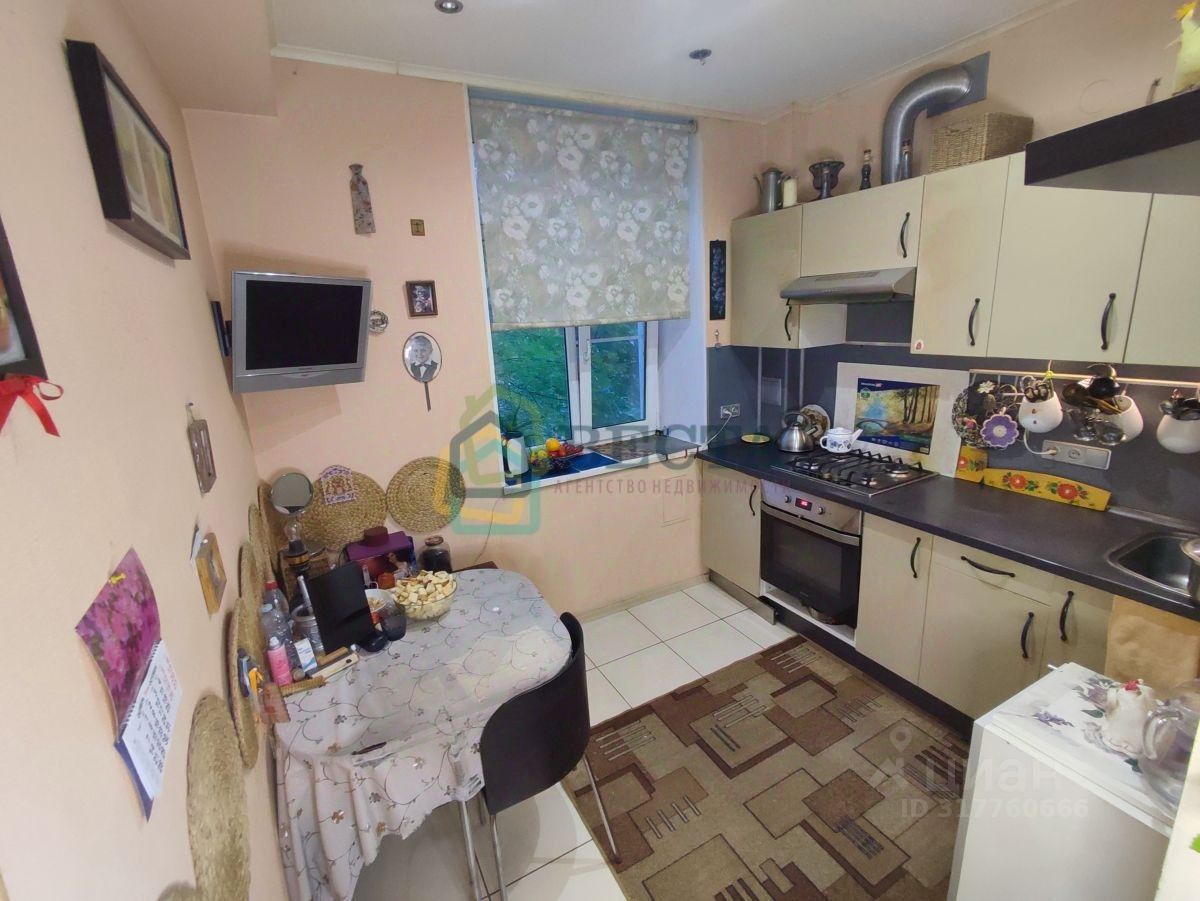 Продажа 3-комн квартиры на вторичном рынке Красное Село, улица Суворова, 11
