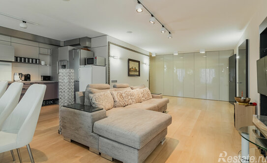 Продажа 3-комн квартиры на вторичном рынке Пархоменко пр-кт,  д. 19,  к. 1