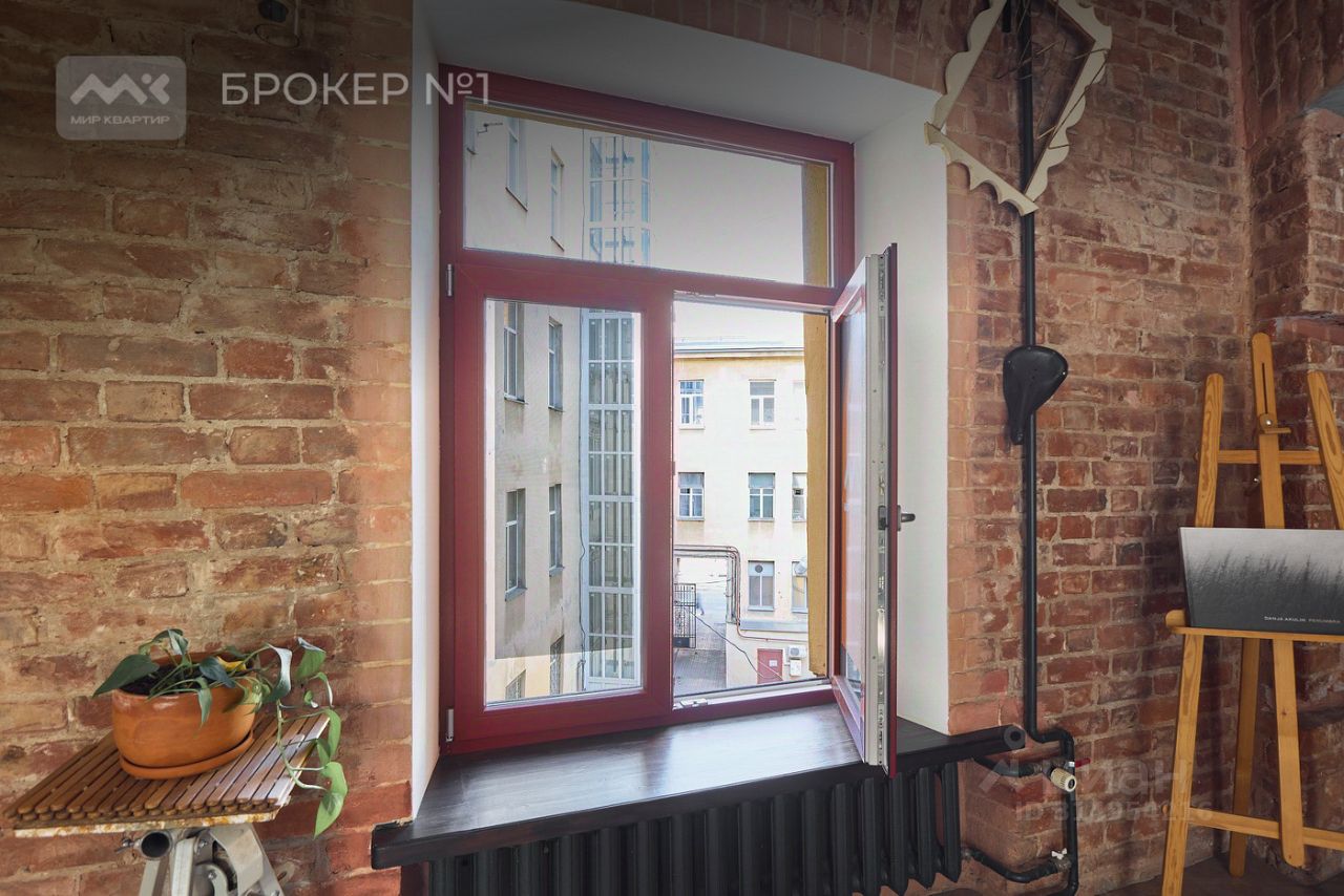 Продажа 3-комн квартиры на вторичном рынке 8-я Васильевского острова линия, 45/34