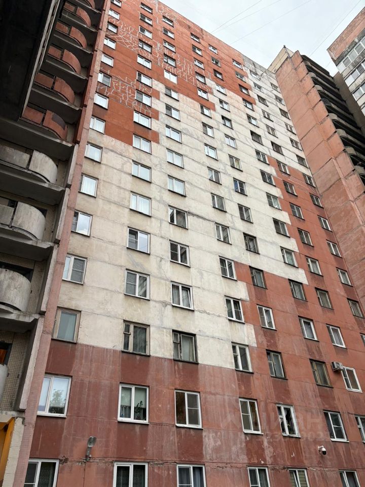 Продажа 3-комн квартиры на вторичном рынке улица Маршала Захарова, 56