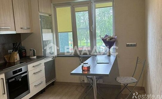 Продажа 2-комн квартиры на вторичном рынке улица Маршала Захарова,  д. 22 к1