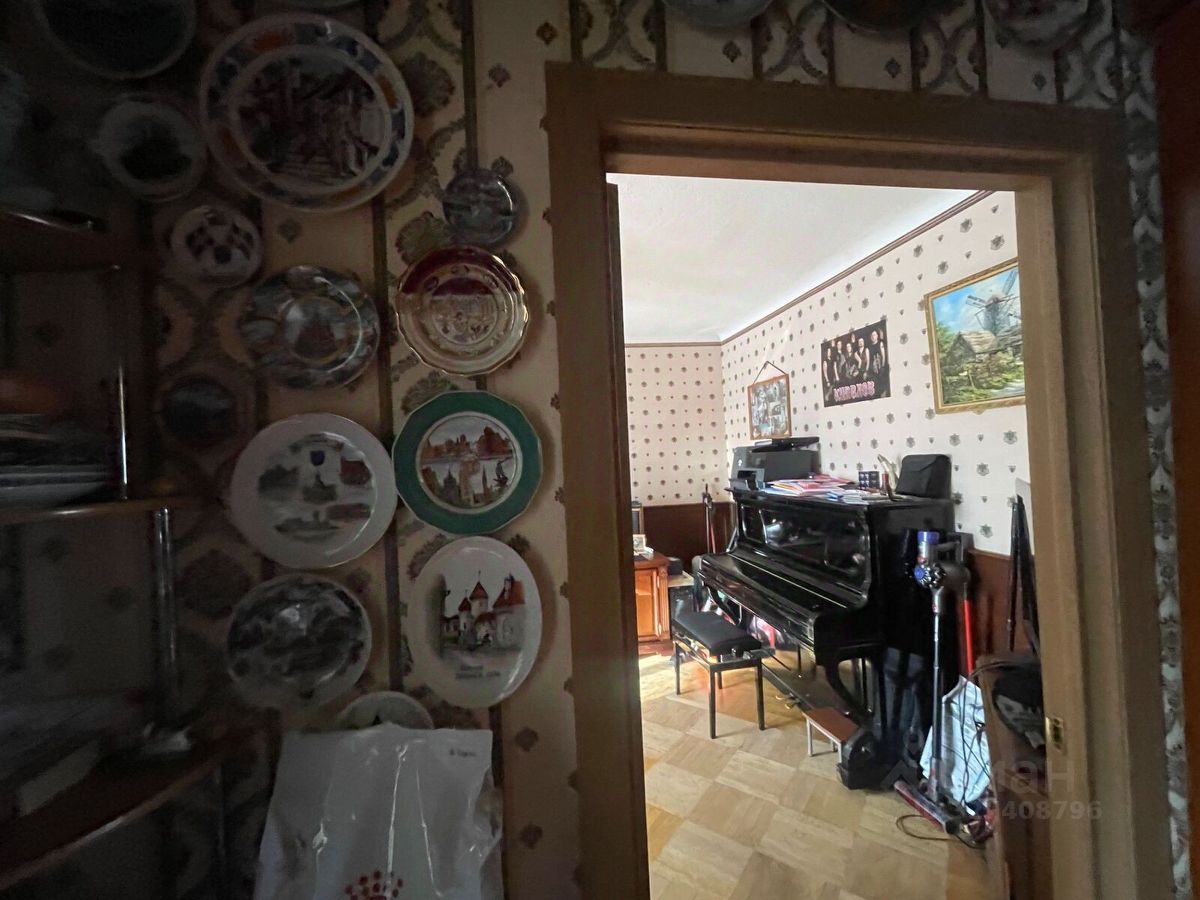 Продажа 3-комн квартиры на вторичном рынке Петергоф, Михайловская улица, 7