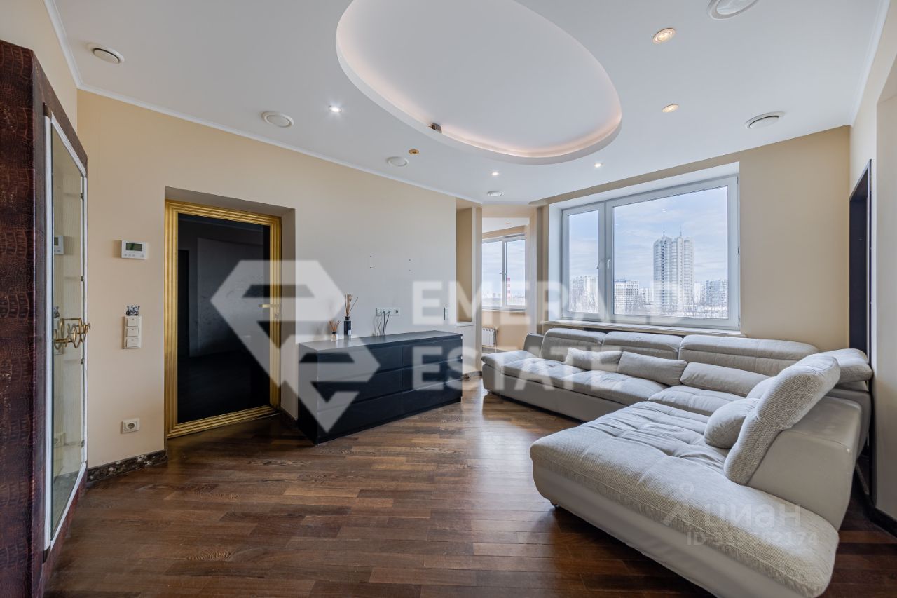 Продажа 4-комн квартиры на вторичном рынке Осенняя улица, 4К2