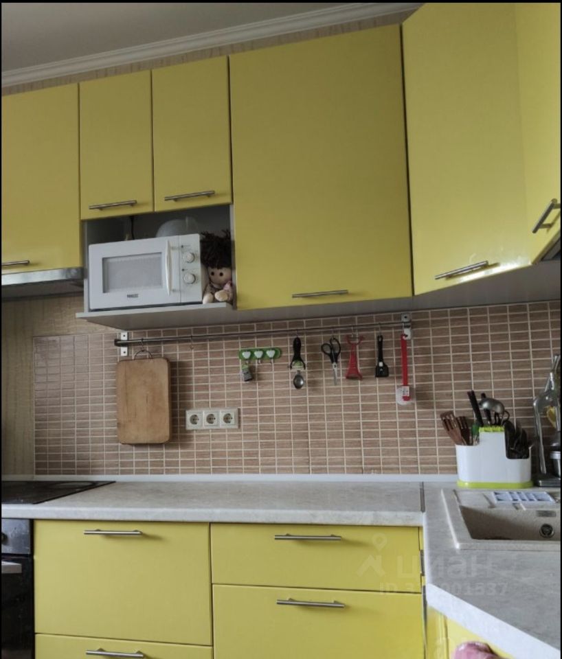 Продажа 1-комн квартиры на вторичном рынке Октябрьский пгт, улица Школьная, 1