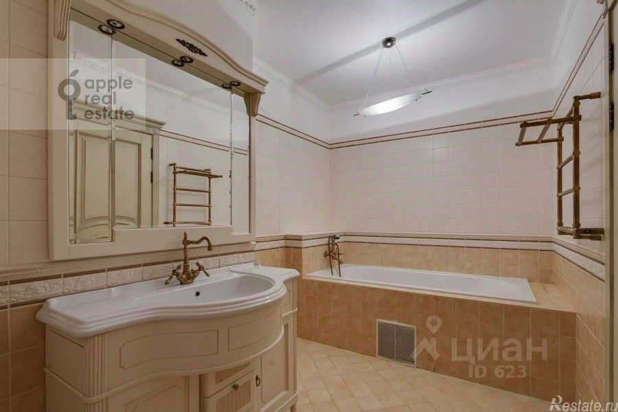 Продажа 4-комн квартиры на вторичном рынке улица Бажова,  д. 8