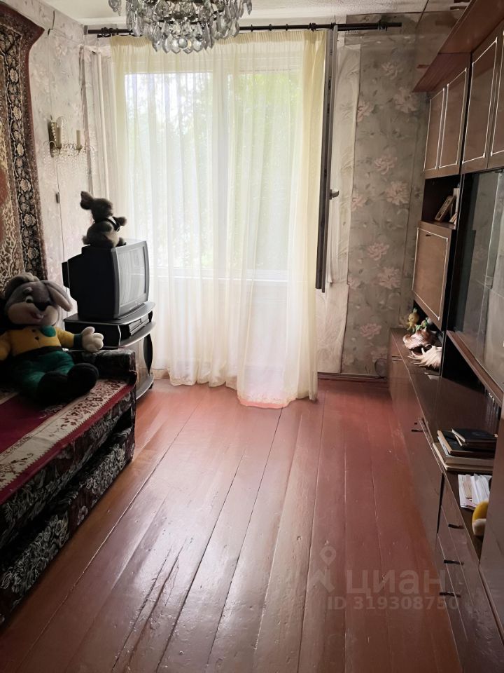 Продажа 3-комн квартиры на вторичном рынке Колпино, проспект Ленина, 35