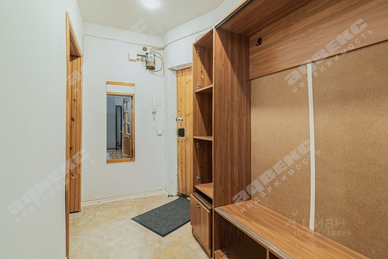 Продажа 2-комн квартиры на вторичном рынке 11-я Васильевского острова линия, 20