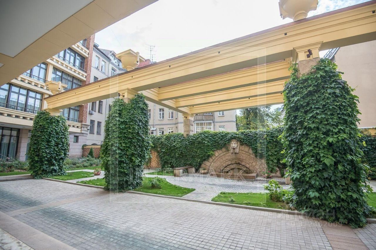 Продажа 5-комн квартиры на вторичном рынке Большой Левшинский переулок, 11